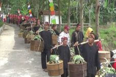 Sedekah Bumi, Warga...