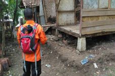 Belasan Rumah Retak,...