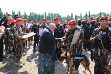 Enam Penerjun Kopassus...