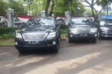 Mobil Dinas Anies-Sandi...