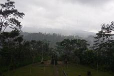 Diguyur Hujan, Gunung...