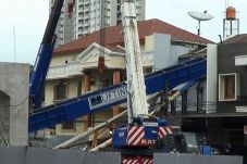 Tiang Proyek LRT Timpa...