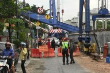 Tiang LRT Timpa Rumah...