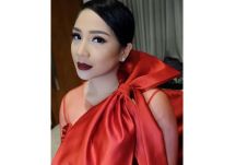 Berbusana Serba Merah...