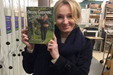 JK Rowling Kalahkan...
