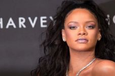 Rihanna Diabadikan Jadi...
