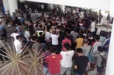 Sopir Angkot Demo, Kantor...