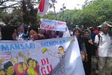Menolak Direlokasi,...