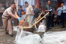 40 Kg Kerupuk Ikan Ilegal...