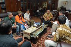 Fadli Zon Menerima Aduan...
