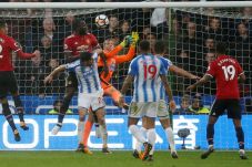 Dipecundangi Huddersfield...