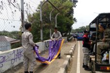 Satpol PP Turunkan Spanduk...