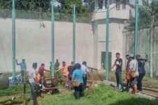 Jebol Pagar Besi, 5...
