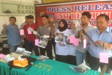 Melawan Polisi, Bos...
