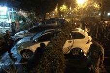 Tiga Mobil Ringsek Tertimpa...