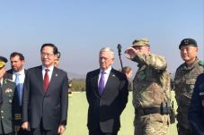 Berdiri di DMZ Korea,...