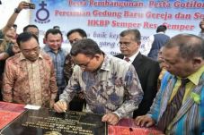Anies Bubuhkan Tanda...