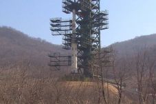 Pyongyang Luncurkan...