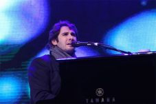 Josh Groban Nyaris Berhadapan...