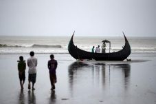 Melarikan Diri ke Bangladesh,...