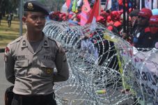 Tolak UMP DKI 2018,...