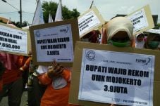 Buruh di Mojokerto Tuntut...