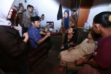 Jelang Tengah Malam,...