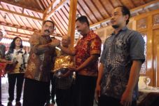 Tukang Becak yang Bertugas...