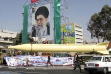 Iran Pamerkan Rudal...