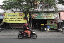 Warung Dekat Gedung...