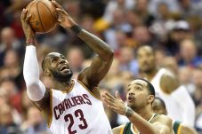 LeBron James Catat Poin...