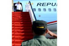 Ke Madiun, Jokowi Serahkan...