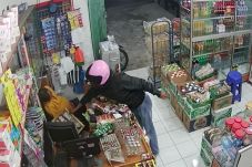 Terekam CCTV, Pencuri...