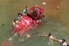 Avanza Terjun ke Sungai,...
