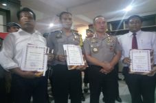 Selamatkan Bayi, Tiga...