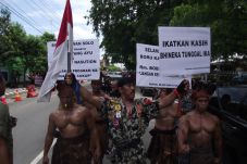 Aksi Nyentrik Kopral...