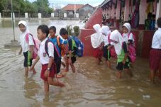 Laut Meluap, Sekolah...