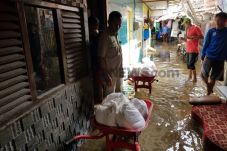 Tanggul Jebol, 4 RT...