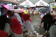 Diguyur Hujan, Warga...