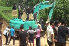 Ratusan Warga Tersono...