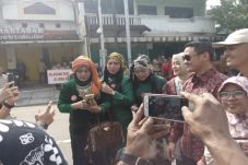 Hadiri Pernikahan Kahiyang-Bobby,...
