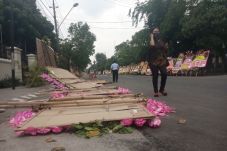 Mendung dan Angin Kencang,...