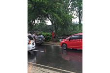 Hujan Disertai Angin,...