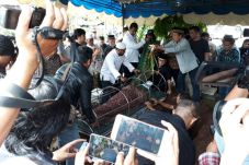 Isak Tangis Iringi Pemakaman...