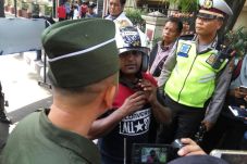Tak Pakai Helm, Warga...