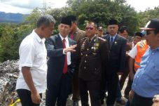 Jalan Ambles di Tapsel,...