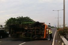 Truk Terguling di Tol...
