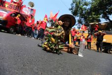 Jalan Tengah Upah Buruh