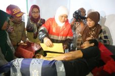 Mensos Serahkan Bantuan...