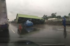 Truk Besar Terguling...